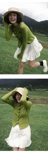 Vista de estilo de vida al aire libre de una falda corta plisada blanca para mujer
