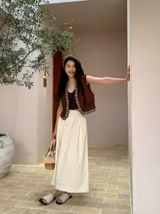 Damenweste im Boho-Nomadenstil mit weißen ethnischen Stickmustern und V-Ausschnitt