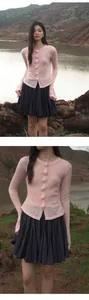 Primer plano detallado de una minifalda plisada azul oscuro con cómoda cintura elástica