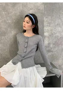 Modelo asiática con minifalda plisada blanca y cintura elástica para primavera y verano