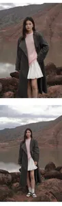 Detalle de estilo de vida al aire libre de mujer con minifalda plisada blanca de cintura elástica