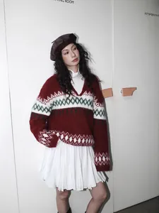 Elegante minifalda plisada blanca con cintura elástica para un estilo casual de primavera.