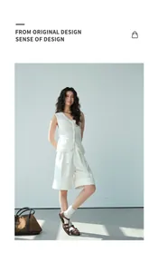 Modelo con pantalones cortos blancos línea A con elegante diseño de borde enrollado