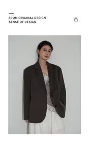 Blazer professionale grigio antracite oversize da donna in uno stile da ufficio sobrio