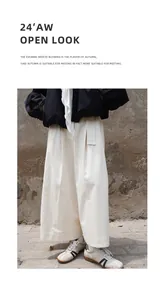 Vue détaillée de ce pantalon large blanc cassé avec un tissu texturé et doux