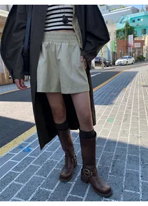 Stijlvolle glanzende kunstlederen shorts met hoge taille en wijde pijpen voor dames in straatstijl.
