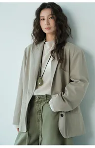 Modella che indossa un blazer sottile minimalista in stile coreano per l'ufficio d'autunno