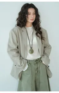 Vista dettagliata del blazer casual in stile coreano da donna in grigio oliva