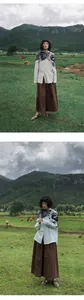 Jupe-culotte vintage marron à jambes larges dans un paysage de montagne en plein air