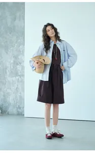 Modelo luce pantalones cortos casuales línea A marrón oscuro con dobladillo vuelto