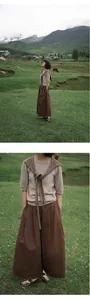Élégant pantalon large marron associé à un haut en maille beige dans une prairie de montagne