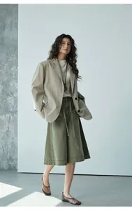 Elegante blazer leggero stile coreano per donna in un outfit da ufficio casual minimalista