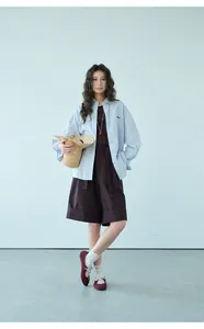 Pantalones cortos casuales chic de mujer con pernera ancha y vuelta en marrón oscuro