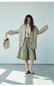 Dettaglio di un blazer leggero minimalista da donna in stile coreano rilassato