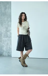 Vista completa de modelo con pantalones cortos de línea A y bajos vueltos
