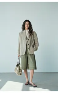 Elegante blazer beige da donna, ideale per l'ufficio e il tempo libero.
