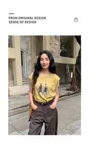Vue détaillée d'un t-shirt jaune moutarde à manches courtes porté avec un pantalon marron