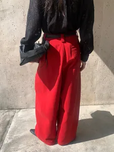 Pantalon en jean large brossé rouge élégant pour femme, vue de dos stylisée