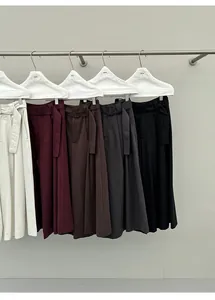 Detail van wijde cropped broek met hoge taille in vijf effen kleuren met riemen.