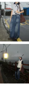 Detailansicht einer amerikanischen Retro-Jeans mit weitem Bein in einer regnerischen Außenszene