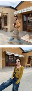 Ganzkörperansicht einer weiten Denim-Jeans im amerikanischen Retro-Stil beim Street-Shooting