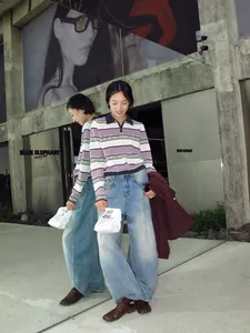Retro-Damen-Jeans mit weitem Bein und kurviger Silhouette im US-Stil in Hellblau