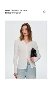 Detailweergave van een slank wit geribbeld gebreid vest met V-hals op een wit model