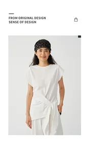 Detailansicht eines minimalistischen weißen Strickoberteils mit asymmetrischer Taillenbindung