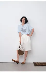 Look complet avec un short décontracté blanc longueur genou pour femme style d'été