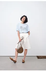 Vue d'ensemble de bermudas blancs décontractés pour femmes avec t-shirt imprimé et mocassins