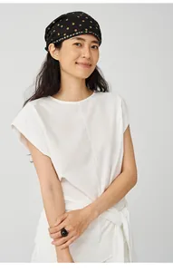 Minimalistisches weißes Strick-T-Shirt mit Schmetterlingsärmeln und Bindegürtel Detail