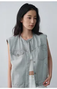 Vista dettagliata di un gilet di jeans senza maniche lavaggio chiaro con collo rotondo.