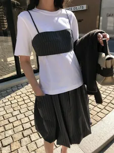 Elegante completo a due pezzi con maglietta bianca e canotta a righe sottili