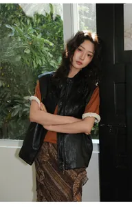 Modische schwarze Lederweste für Damen, ideal für einen eleganten Frühlings-Streetstyle