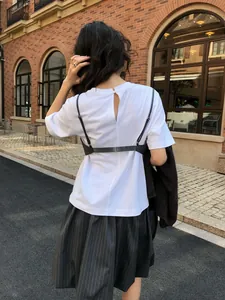 Vista posteriore di t-shirt bianca minimalista e set canotta grigia a righe sottili