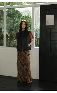 Stilvolle schwarze Kunstlederweste für Damen in einem Vintage Old Money Ästhetik Look
