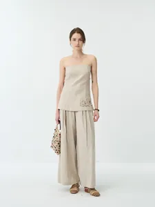 Vue d'ensemble d'un élégant ensemble beige en lin avec haut bandeau et pantalon large