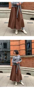 Vue détaillée et de rue d'une jupe-culotte marron avec un pull gris à nouer