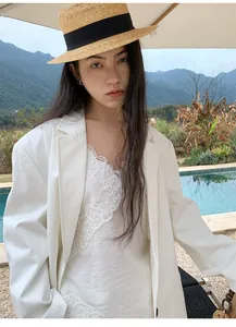 Elegante blazer casual minimalista in stile coreano da donna in ambiente esterno