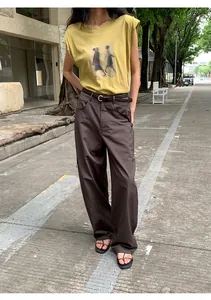 Photo de rue d'une femme portant un t-shirt jaune imprimé à manches courtes