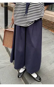Vue détaillée de la jupe-culotte bleu marine dans un style de rue minimaliste chic