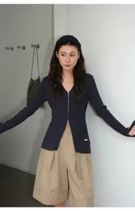 Elegante culotte caqui de cintura alta con dobladillo enrollado para verano casual