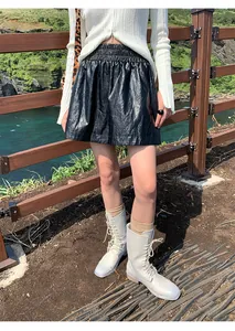 Detailweergave van de zwarte glanzende dames kunstleren short met elastische taille
