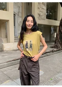 Gros plan d'un t-shirt jaune à manches courtes pour femme avec un imprimé artistique unique