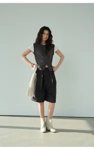 Vista completa de pantalones cortos negros tipo línea A con dobladillo exterior