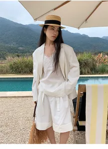 Elegante completo blazer e pantaloncini bianchi minimalisti da donna in stile resort