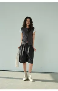 Pantalones cortos casuales de verano para mujer con corte en A y bordes vueltos.