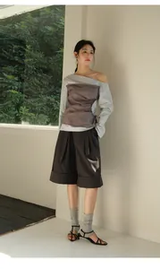Vista completa de elegantes pantalones cortos línea A para mujer con diseño de dobladillo