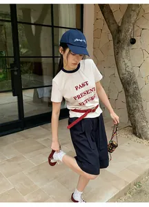 Vista de estilo de vida de bermudas azul marino con vuelta para mujer para verano casual