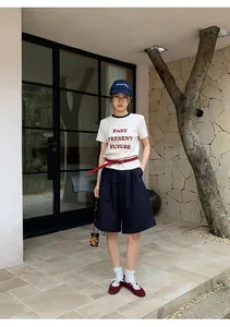 Detalle de pantalones cortos culotte azul marino en línea A con dobladillo en modelo.